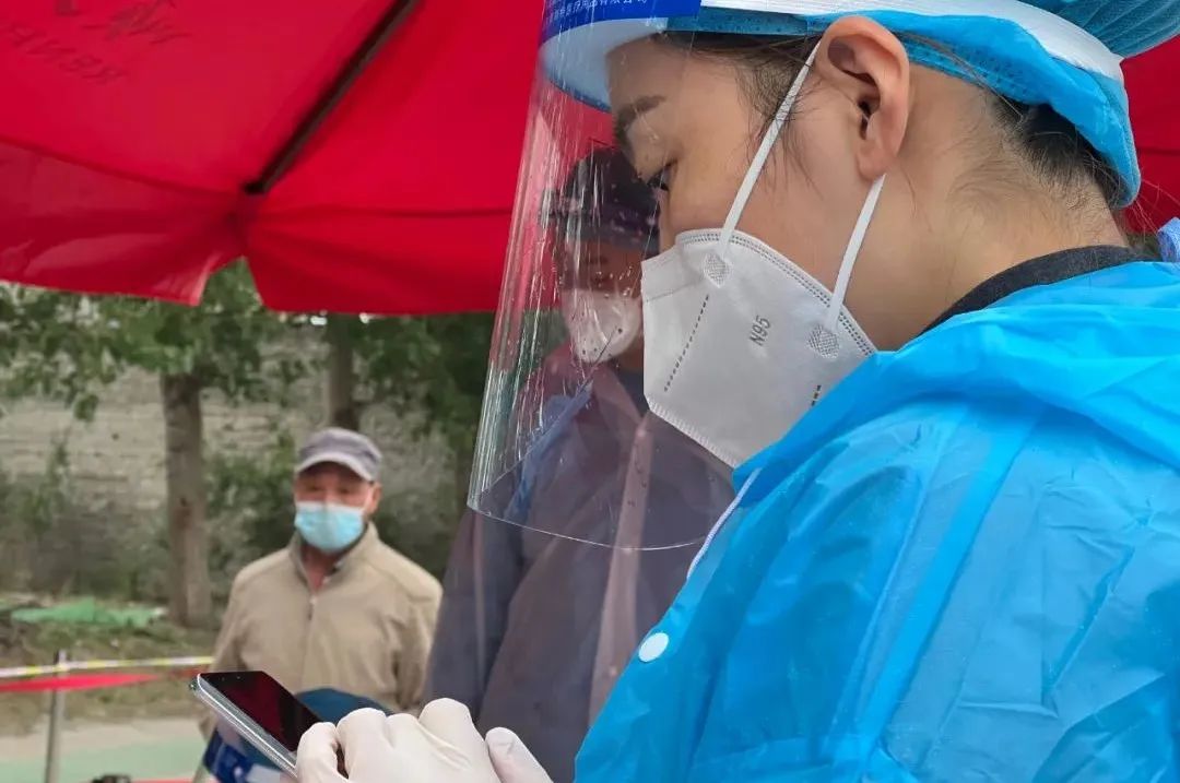 “疫”无反顾！“背奶妈妈”断奶坚守抗疫一线