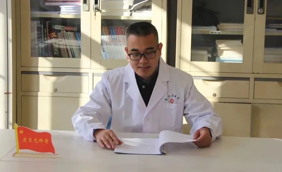 一袭白衣作铠甲 疫中护士写忠诚