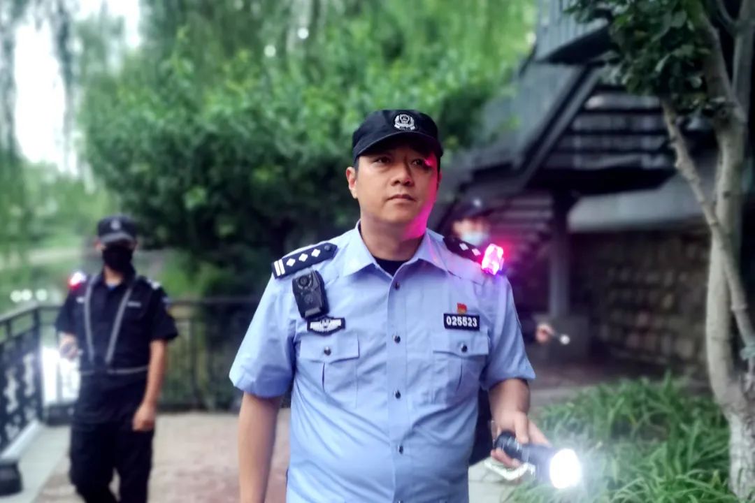 犄角旮旯都不落下 他用小步伐换来大平安