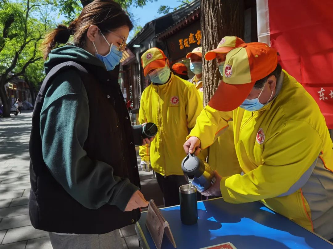 “五一”假期首日，“柠檬黄”助力南锣鼓巷疫情防控