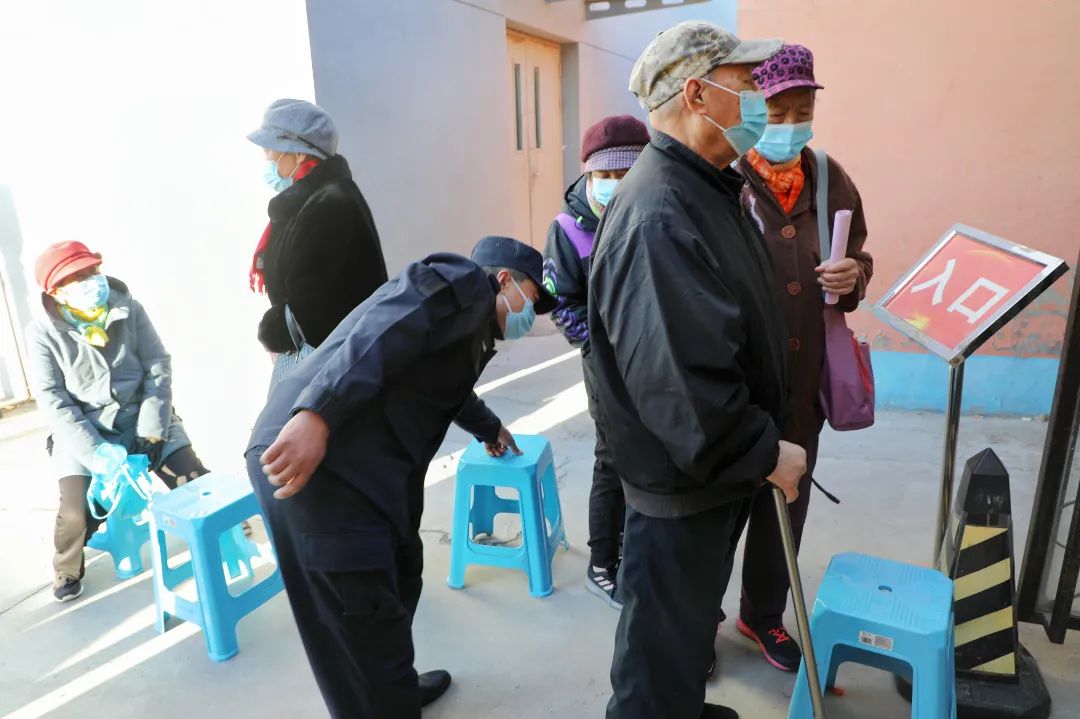 从免费体检到贴心照顾，这里让老年人安心打疫苗