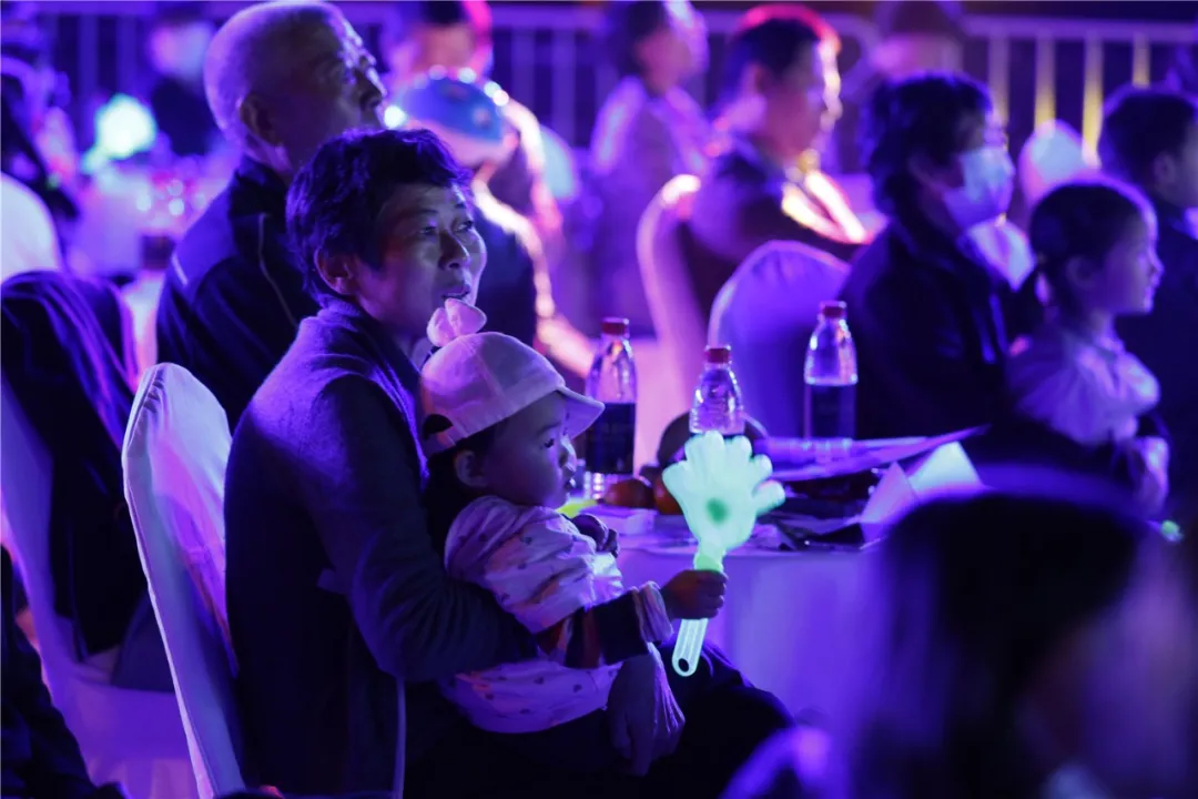 明城墙上吟诗赏月，东城居民感受中秋传统味儿