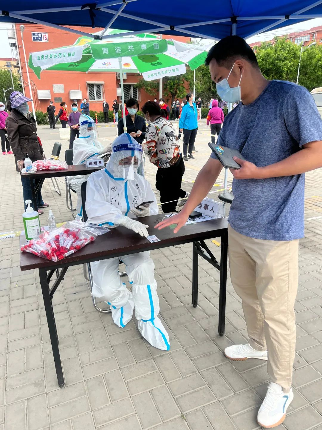 “三农”干部下沉社区，共筑抗疫“红色防线”