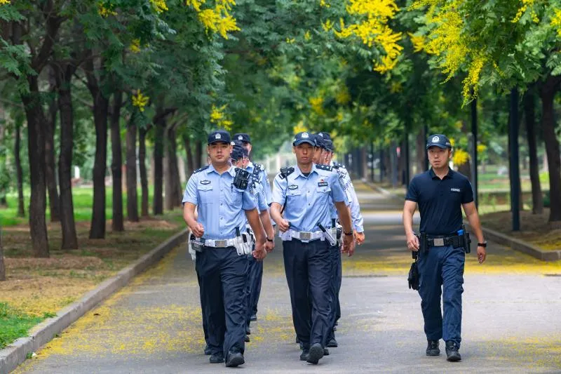 不许动！ 我是交警！