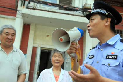 他拒绝了两次提拔，就做片儿警！