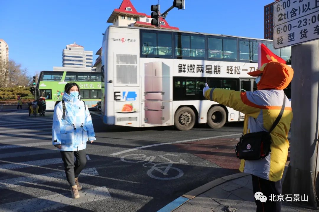 打造交通路口文明引导“示范岗”，推进文明引导常态化