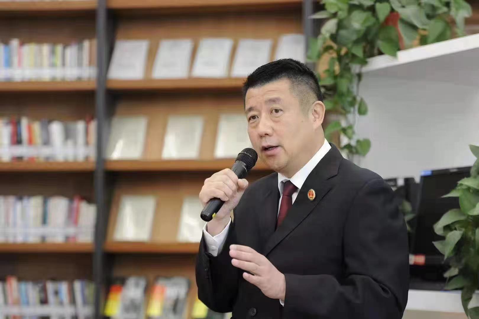 他用认真与坚持，还原了一个又一个案件真相