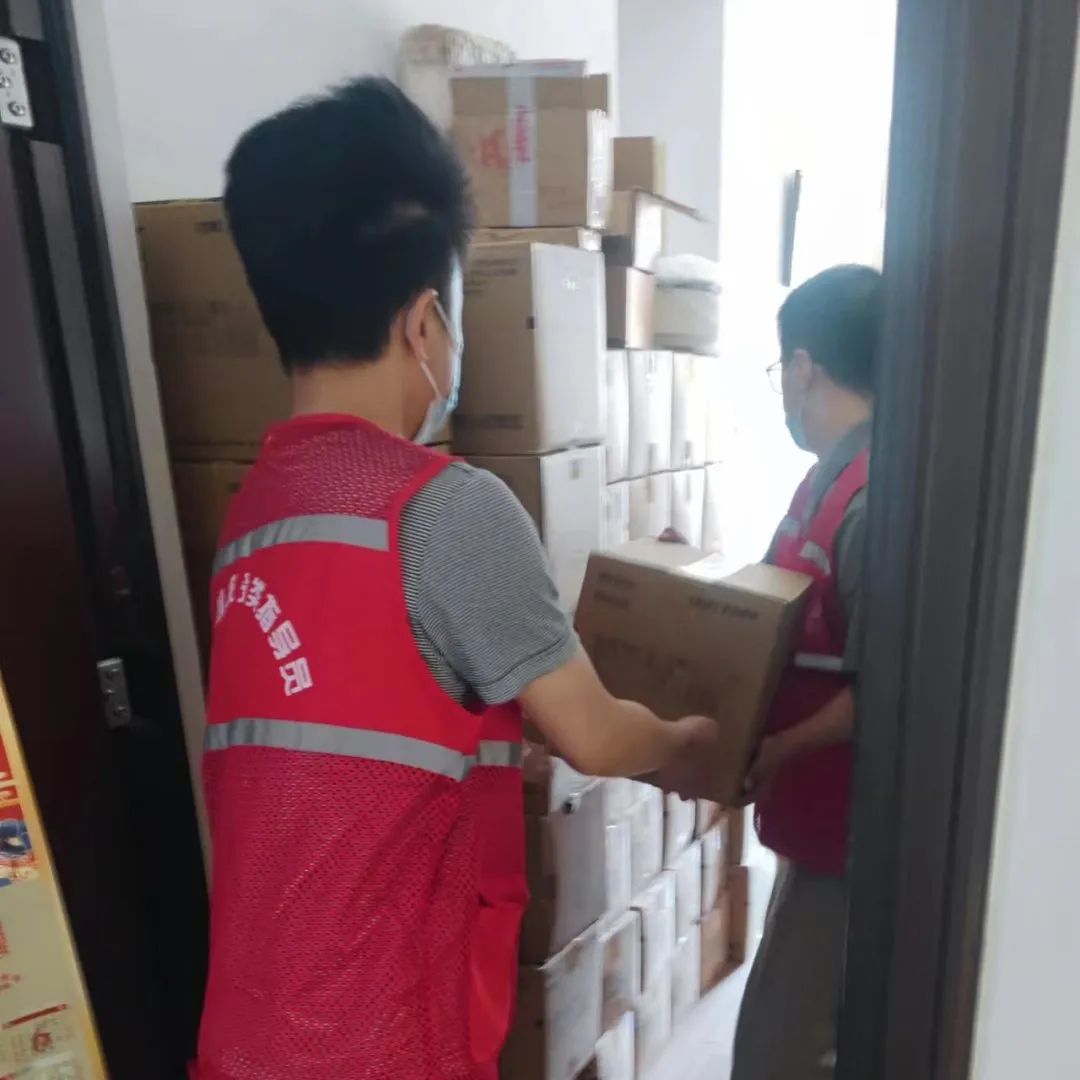 烈日下，“金一代”青年干警化身“红马甲”传递温情