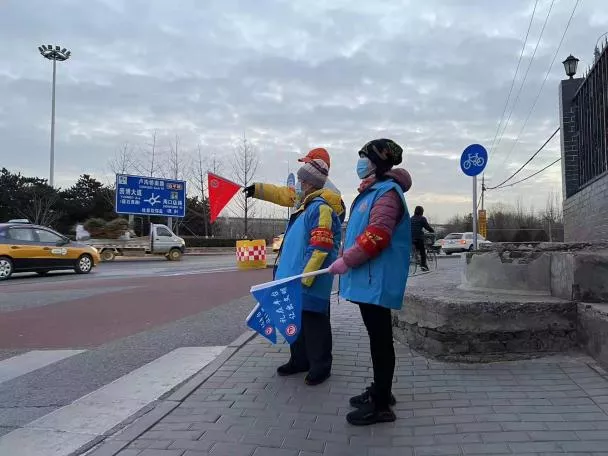 “迎冬奥 保畅通”丰台志愿者扮靓文明交通示范路口