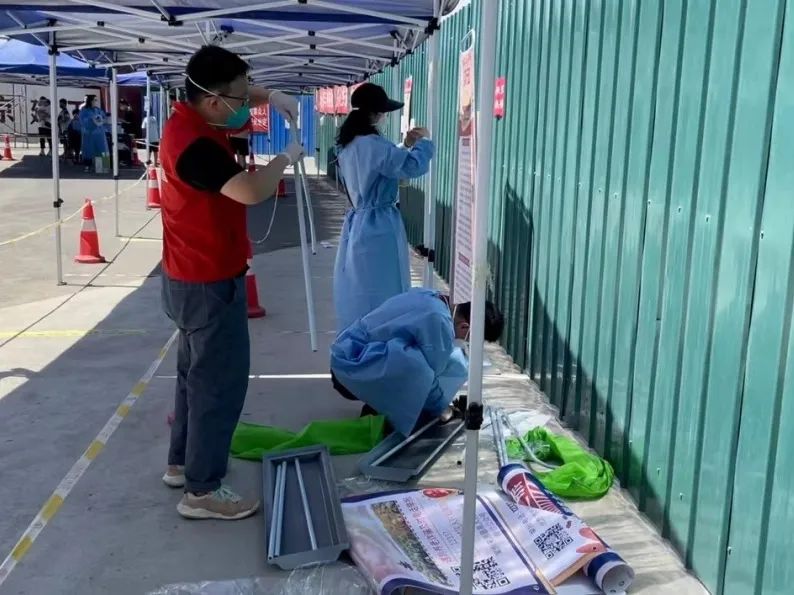 “防疫两米线”化身“普法提示条”！这里的下沉干警普法有一套