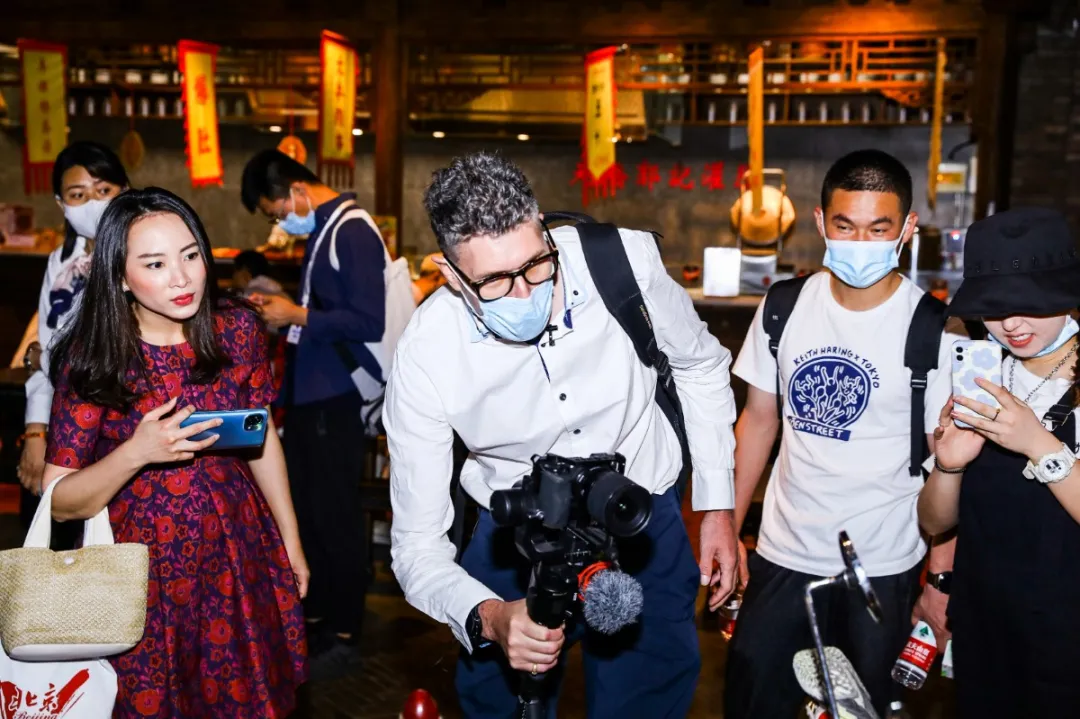 百名丝路大V走进王府井和平菓局感受北京变化，见证百年辉煌