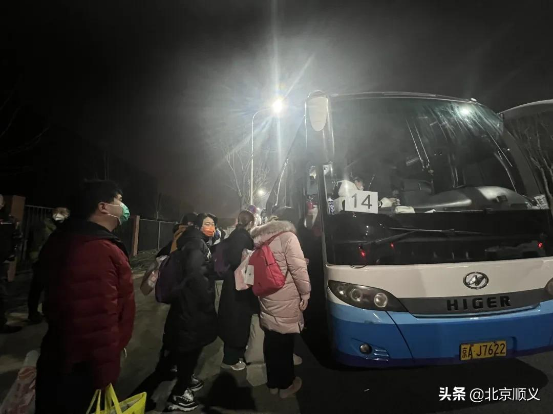 【“疫”线通讯】“国门先锋突击队”红旗在丰台核酸检测现场飘扬！