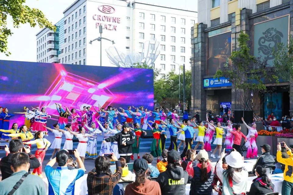 东城区广场舞王府井开赛，舞出金街新活力！