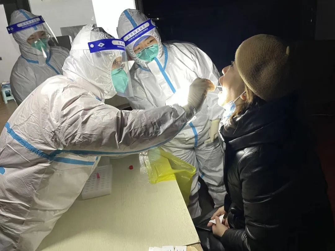 “抗疫天使”一线过节