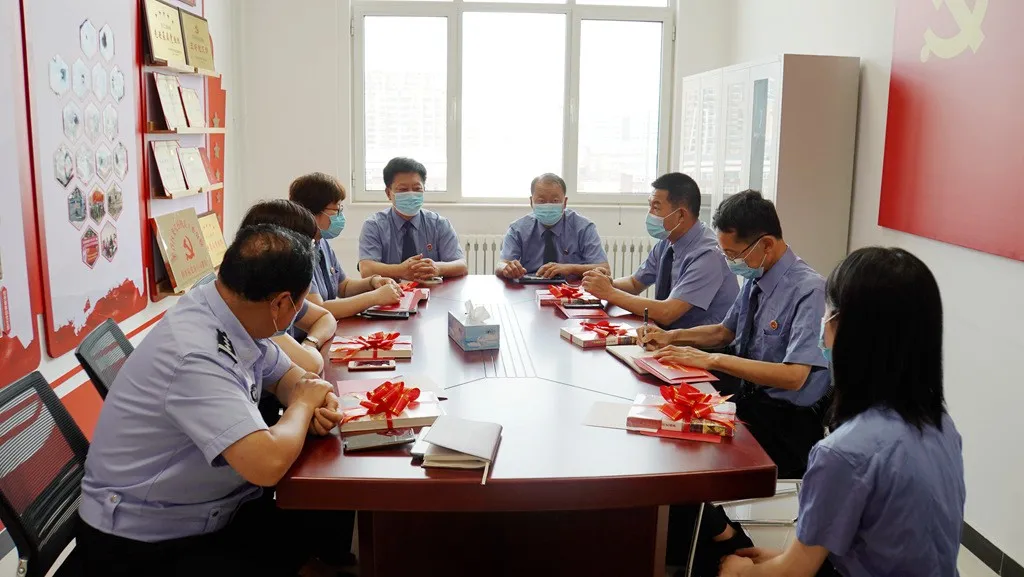 与时间赛跑，党旗在战疫一线高高飘扬！