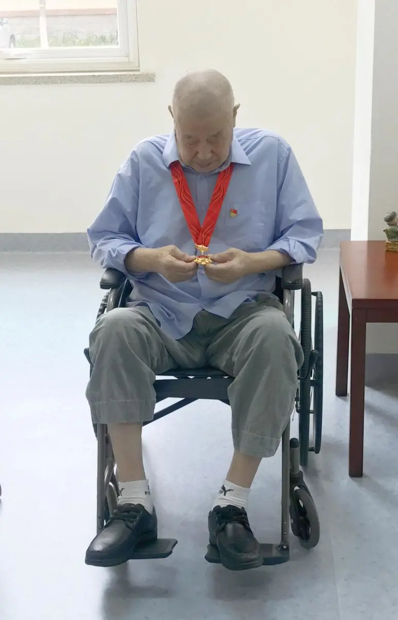 他单枪匹马，接管有30多名伪警察的派出所！