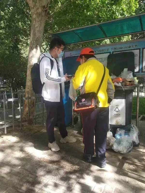 东城区深入开展“东城柠檬黄垃圾分类我先行“活动