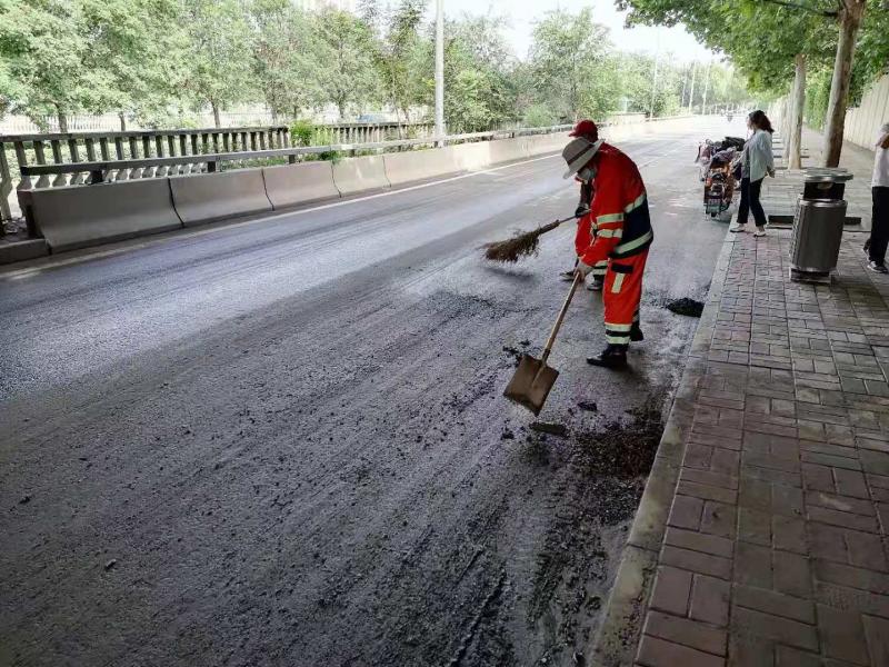 现场直击：海淀环卫部门正在清理旱河铁路桥下淤泥