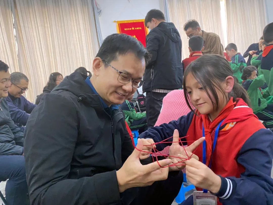 不负春光 亲情陪伴—北京援疆干部与和田孩子同上一堂课