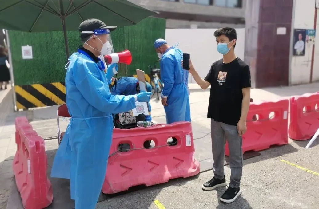 “东城榜样”变身“小蓝”2.0版，既做志愿者又当“记者”，记录疫情防控中的坚守与温暖