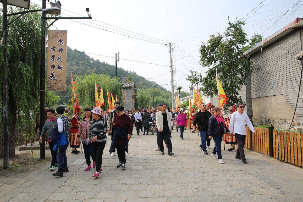 密云区古北口镇迎来市郊铁路怀密线正式开通运营后第一批游客