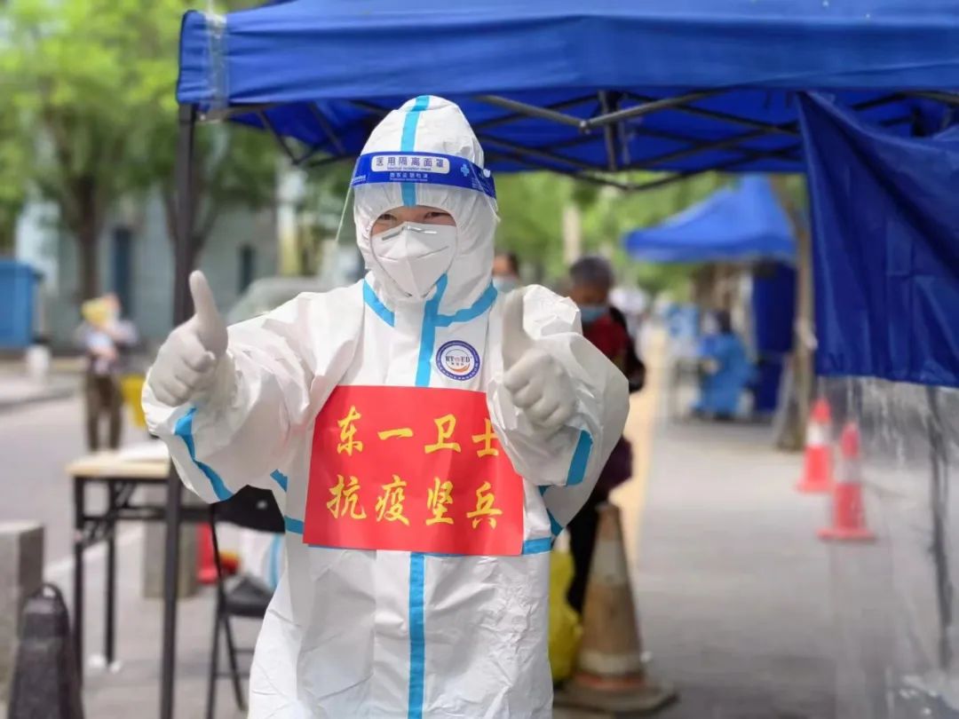 “抗疫天使”一线过节