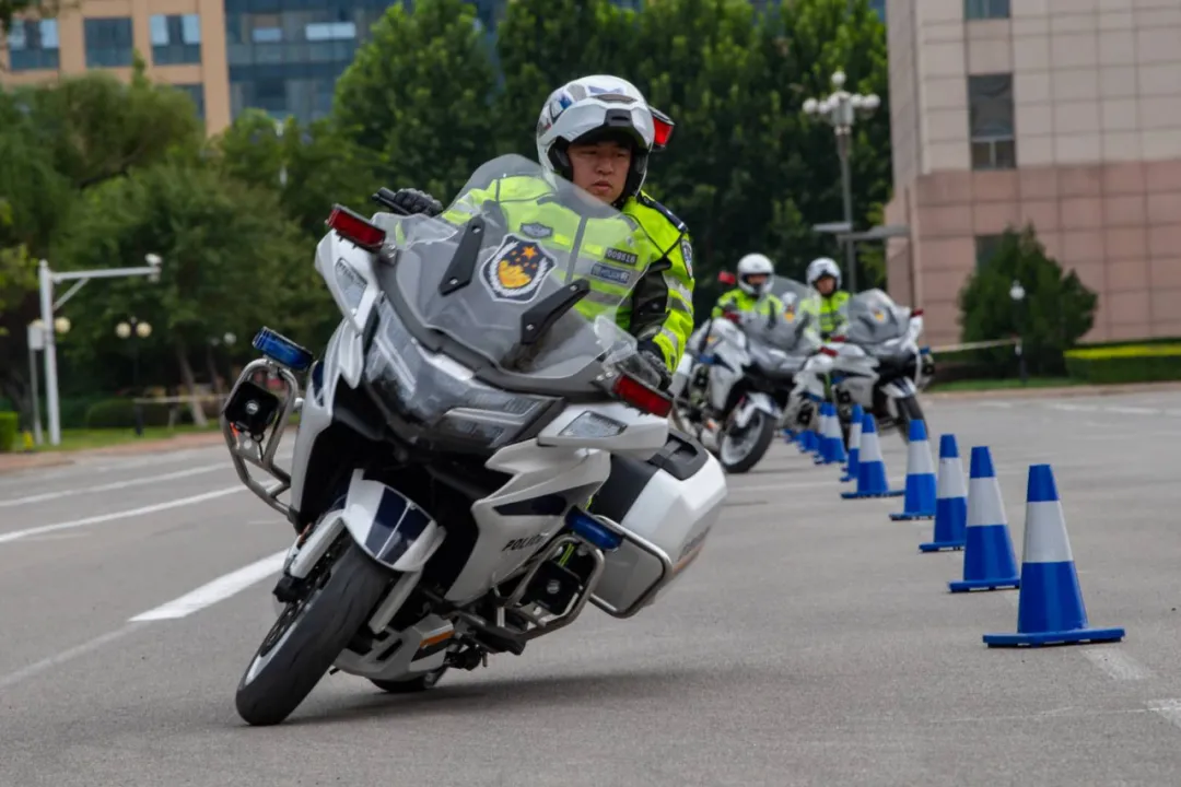 不许动！ 我是交警！