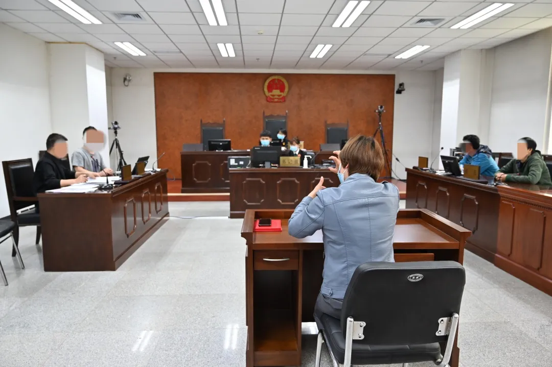 聋哑人听得见的“慢庭审”