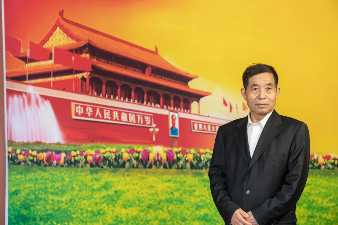 老兵拍摄生日照与祖国共庆生