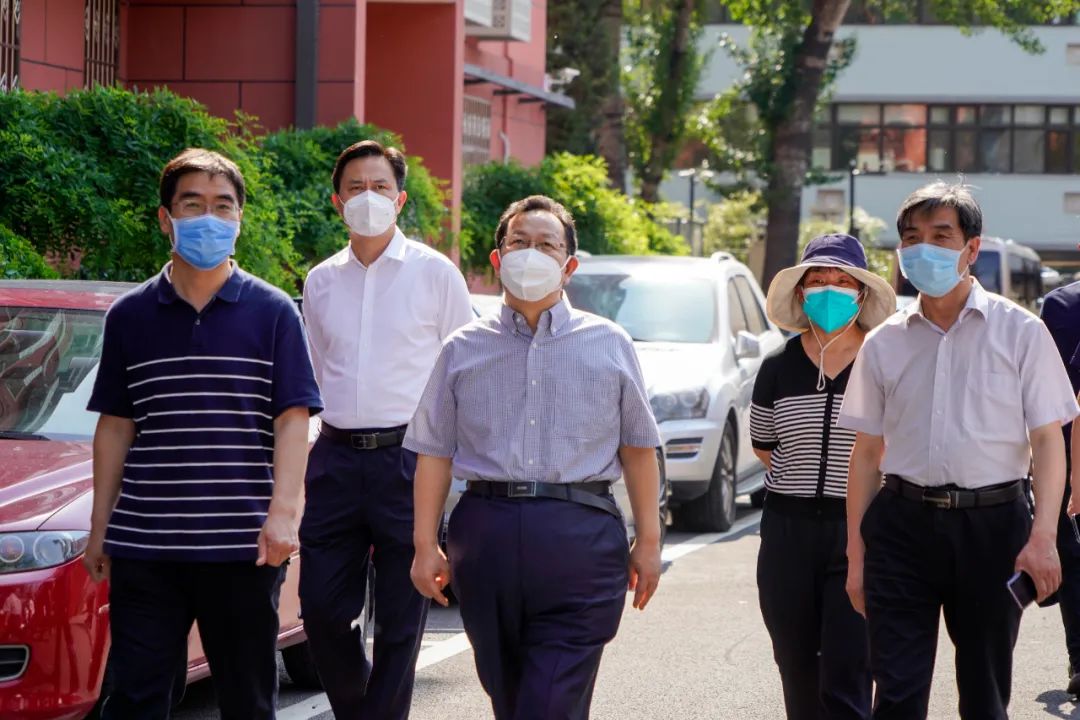 区领导持续督导检查街道社区疫情防控、核酸检测等工作，要求实现“严管”与“便民”有机统一