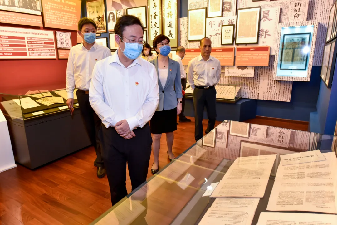 东城区委理论学习中心组参观“伟大开篇——中国共产党早期北京组织专题展”并重温入党誓词