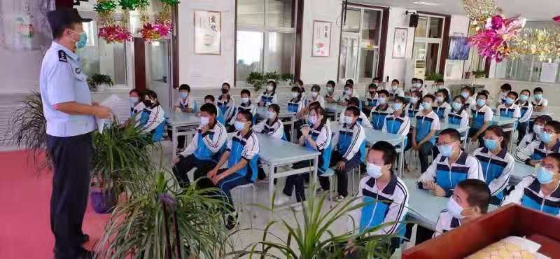 密云区新城子镇派出所开展“社区民警进校园”暑假安全教育活动