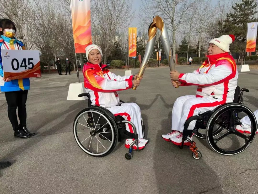 你们绽放生命华彩，我们携手共赴未来！