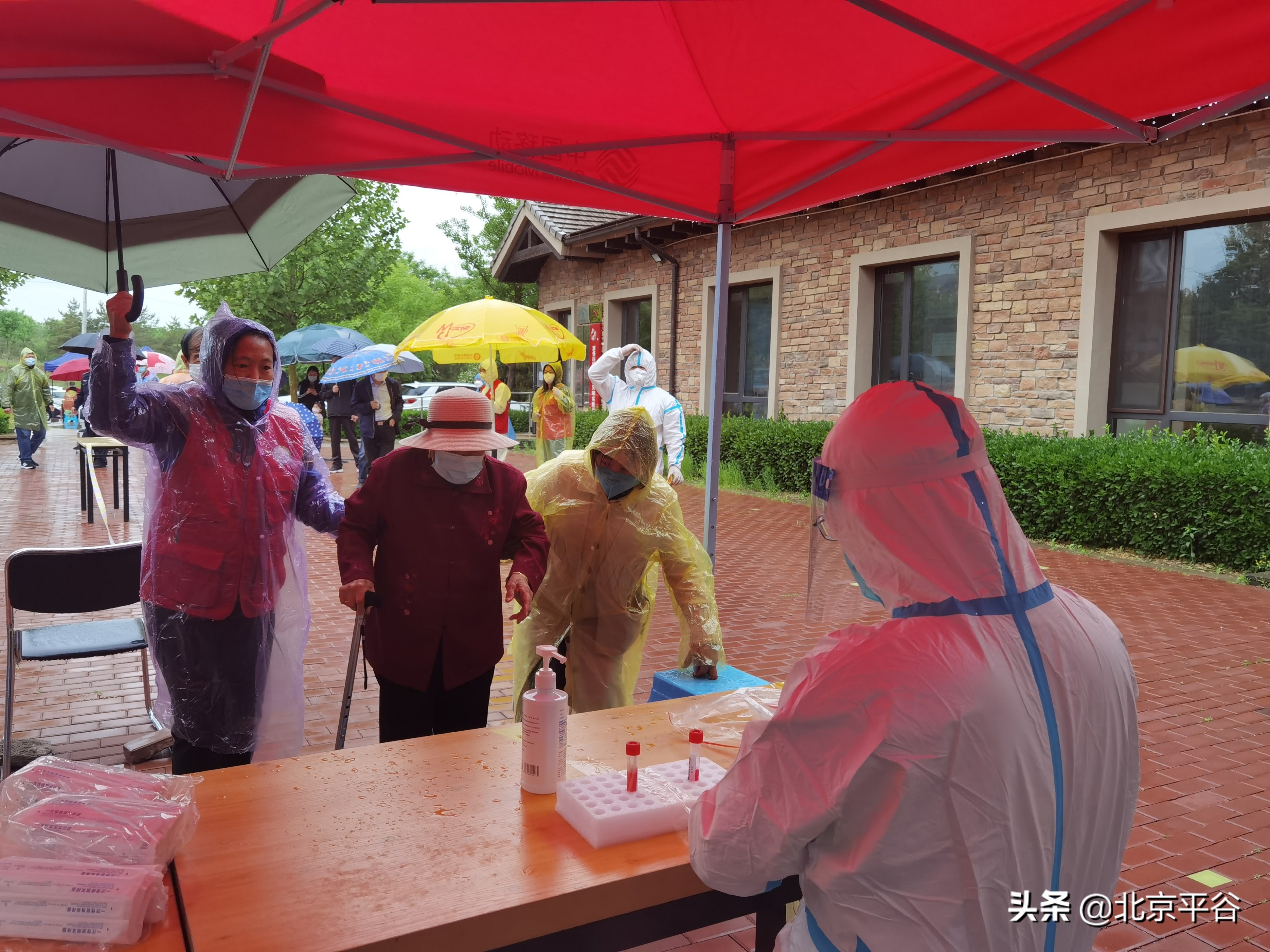 平谷这位百岁老人不仅全程接种疫苗 还坚持到现场做核酸