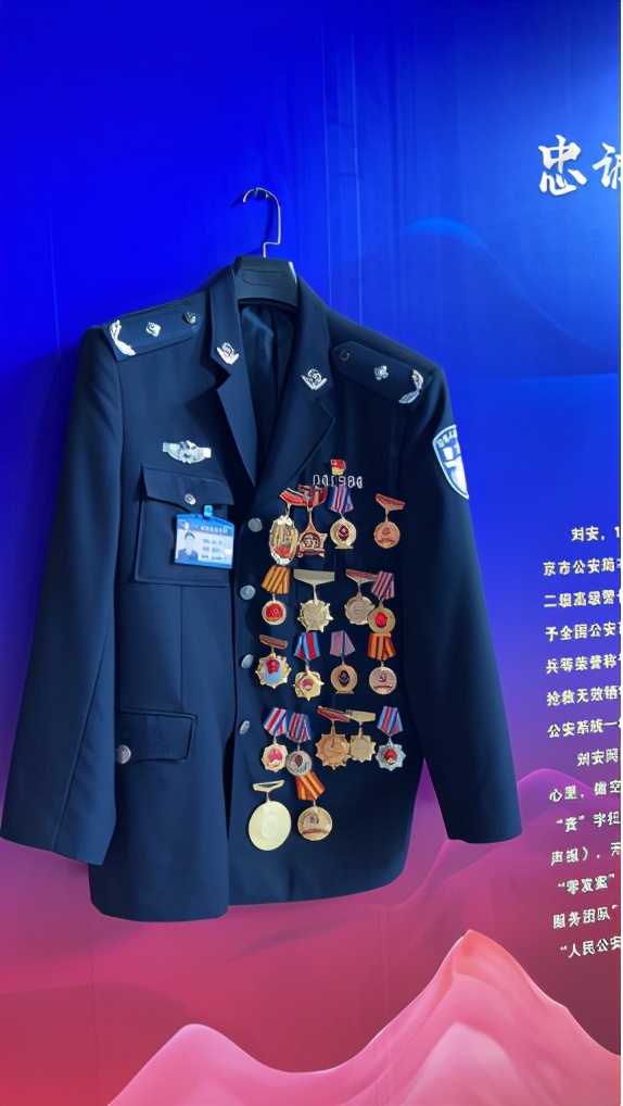 他拒绝了两次提拔，就做片儿警！