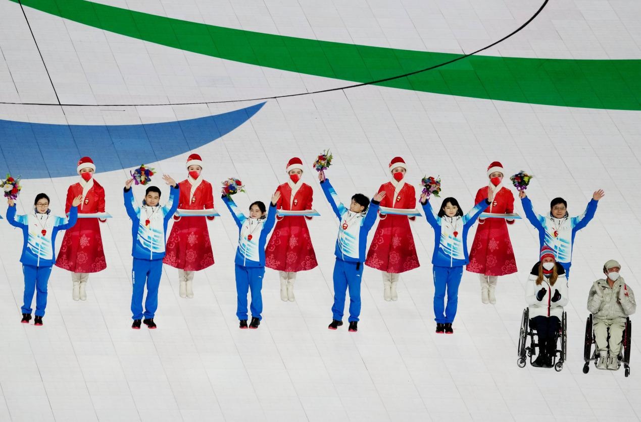 丰台区残疾人的丝网花装点了冬残奥会闭幕式志愿者花束