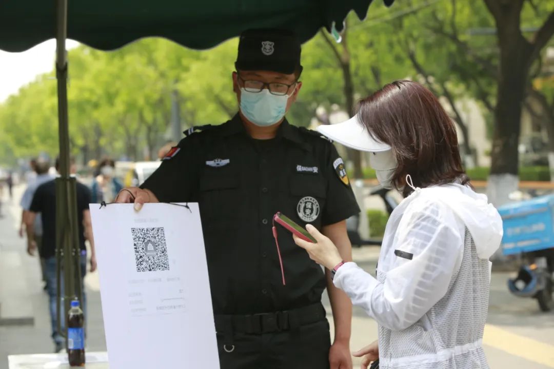 东城防疫卡口“守门人”：用坚守筑牢社区“平安线”