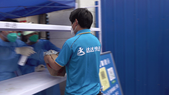 原地上岗，封管控小区里的居民自愿组成志愿者队伍