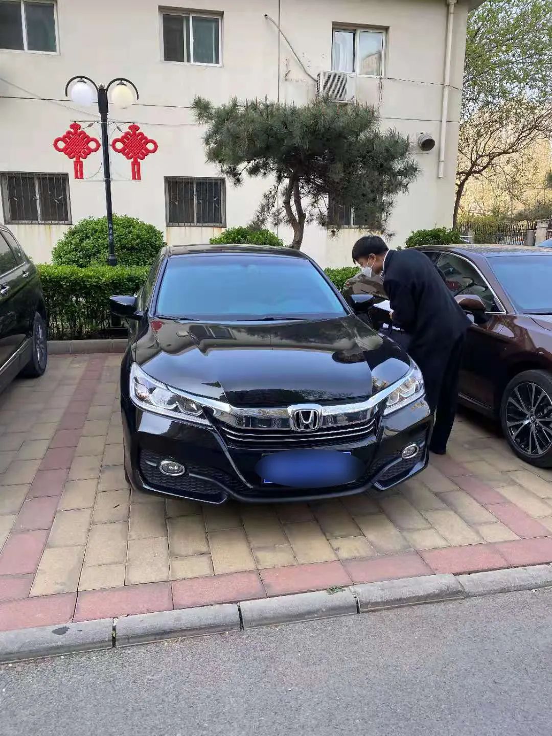 一通电话，执行法官扣下两辆车