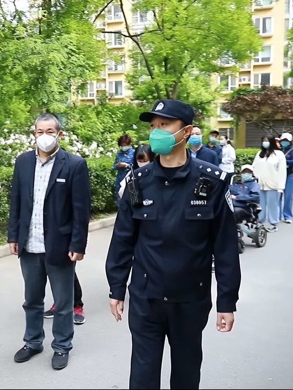 暖心！7岁小女孩作画送给一线抗“疫”民警