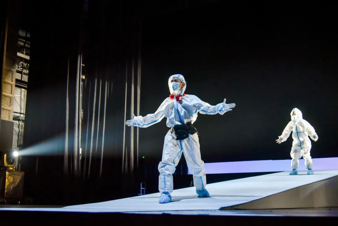 大戏东望 | 感动100%！东城原创抗疫话剧《14天》正式开演，温暖又催泪