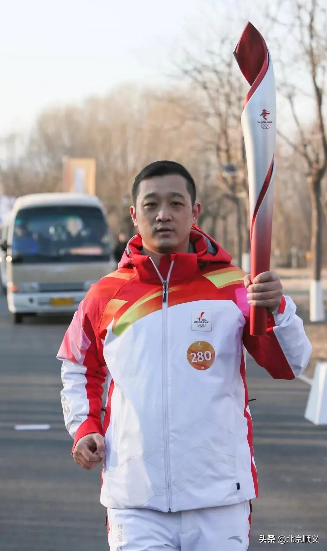 在北京冬奥公园，顺义区教育卫生等领域一线代表顺利完成火炬传递任务