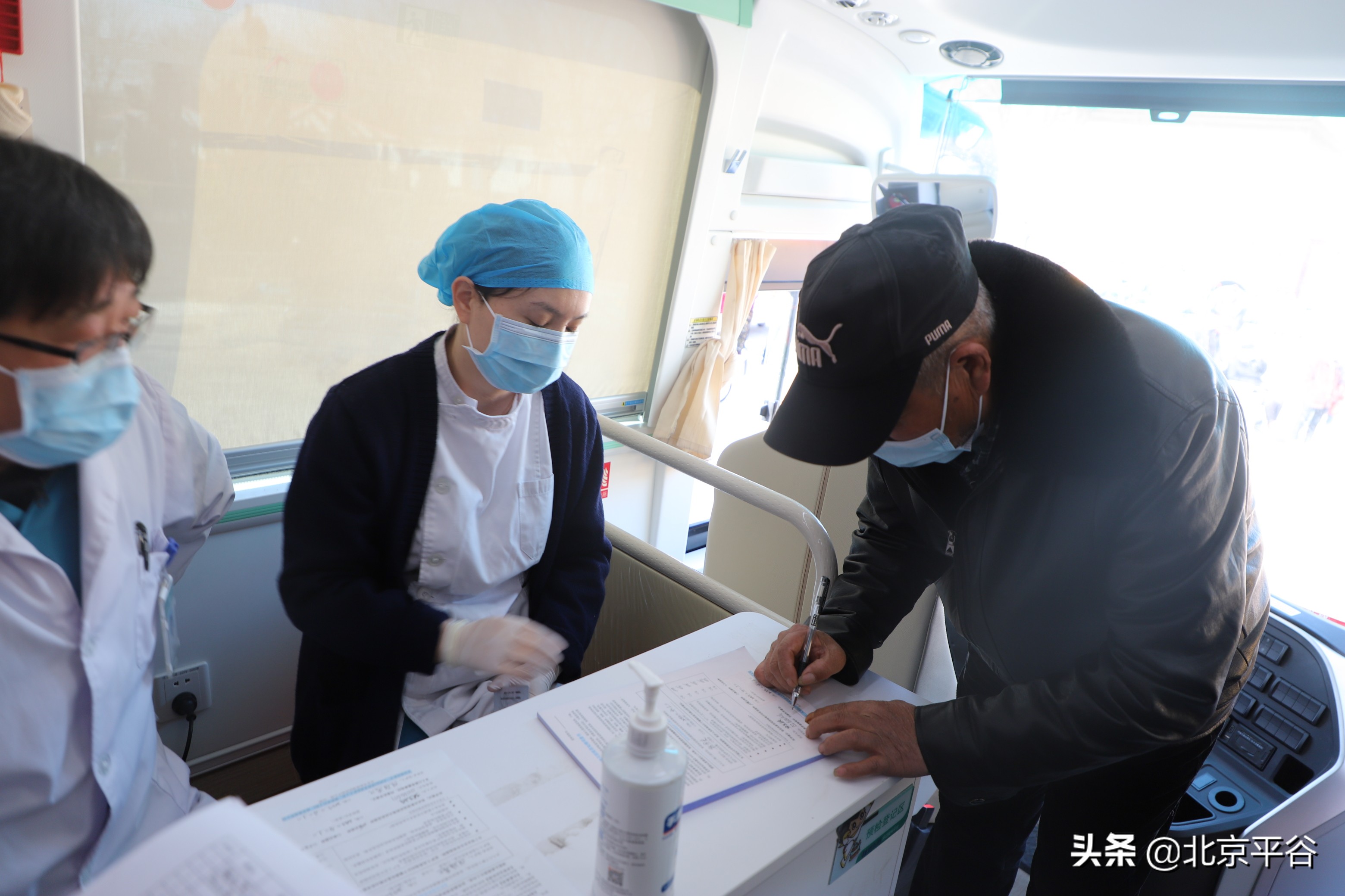 流动车开进峪口镇 方便村民接种新冠疫苗