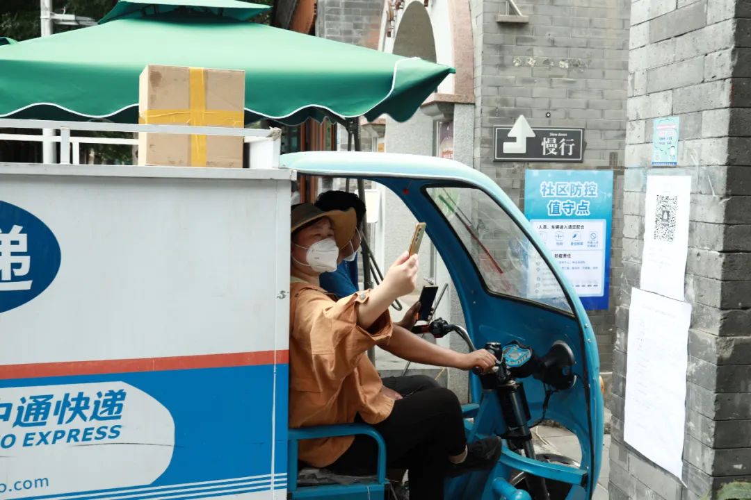 严格落实卡口“四件套”，时刻绷紧社区疫情防控弦