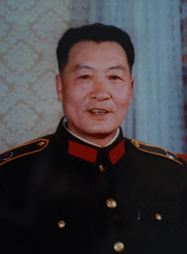 他单枪匹马，接管有30多名伪警察的派出所！