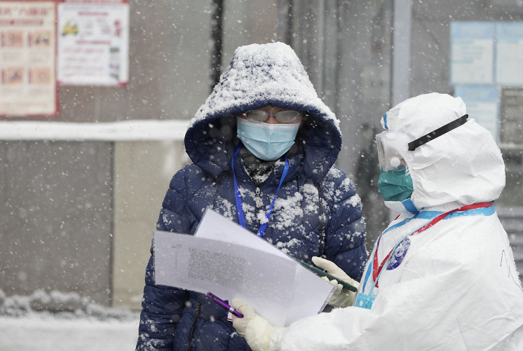 丰台区万科西华府小区：风雪中有“大白”在坚守