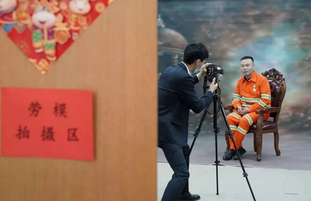 致敬劳动者！东城这家百年老店，免费为劳模拍荣誉照