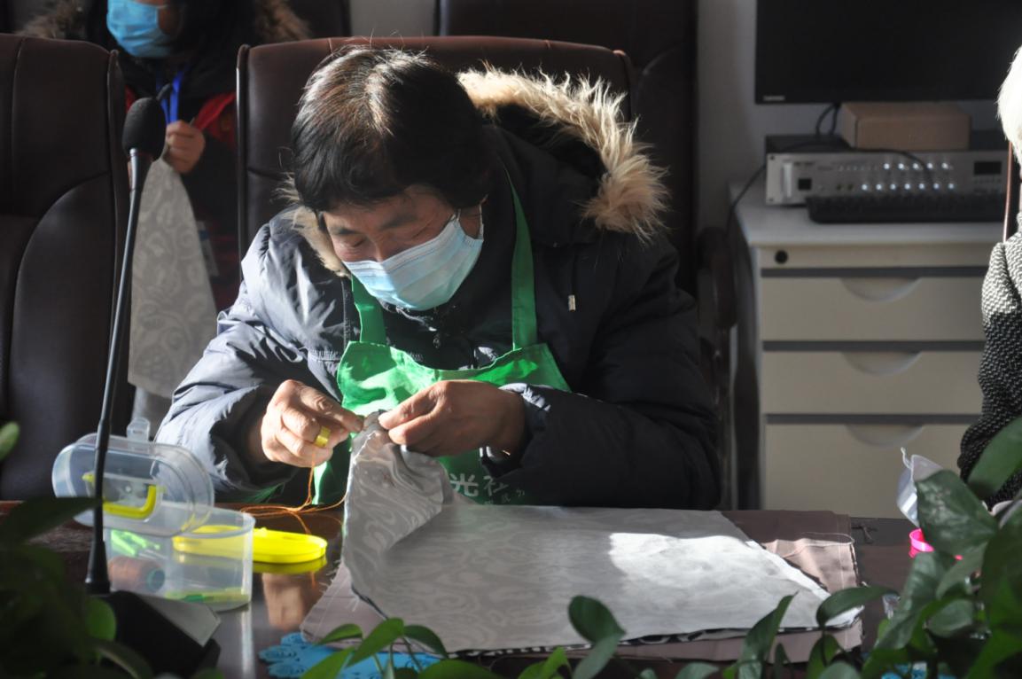 密云区新城子镇崔家峪村开展环保手提袋制作活动