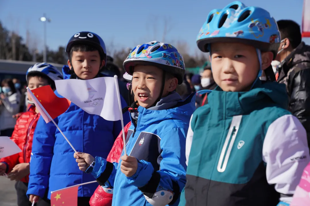 看~石景山之光！火炬传递他们全程保驾护航......