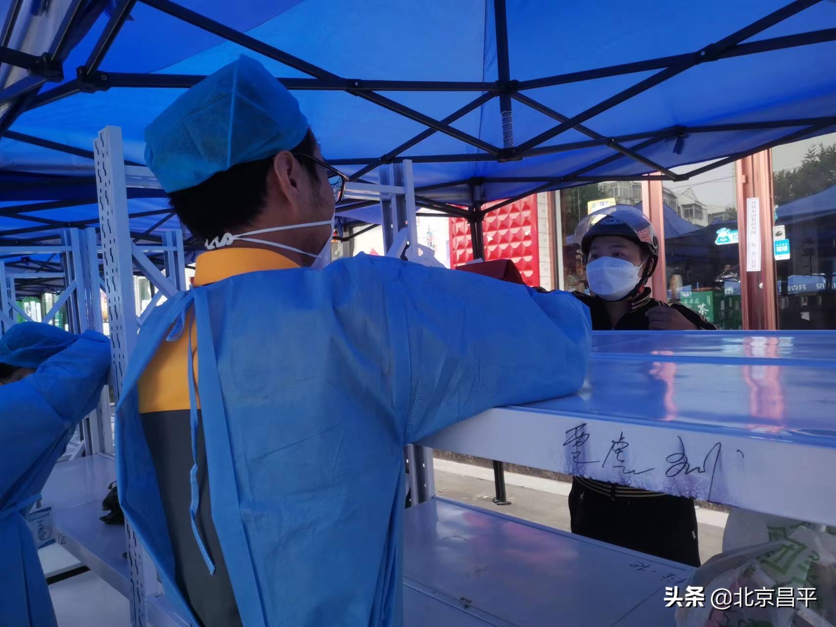 33名快递小哥进驻封管控区，志愿为居民“派件”